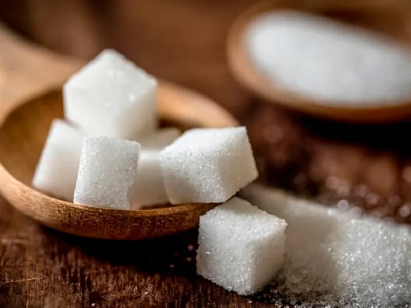 EM AJUSTES, AÇÚCAR OPERA COM ALTA FORTE NAS BOLSAS DE NY E LONDRES NESTA 2ª FEIRA