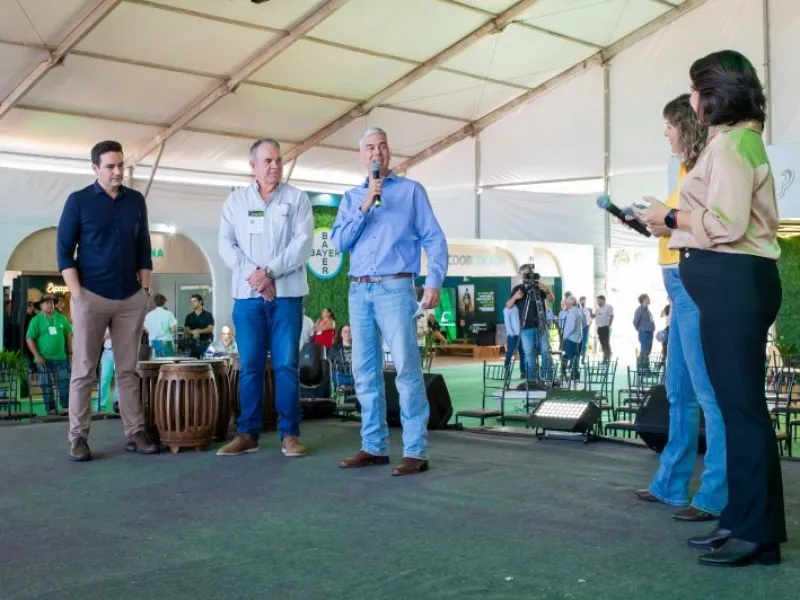 EM AJUSTES, AÇÚCAR OPERA COM ALTA FORTE NAS BOLSAS DE NY E LONDRES NESTA 2ª FEIRA