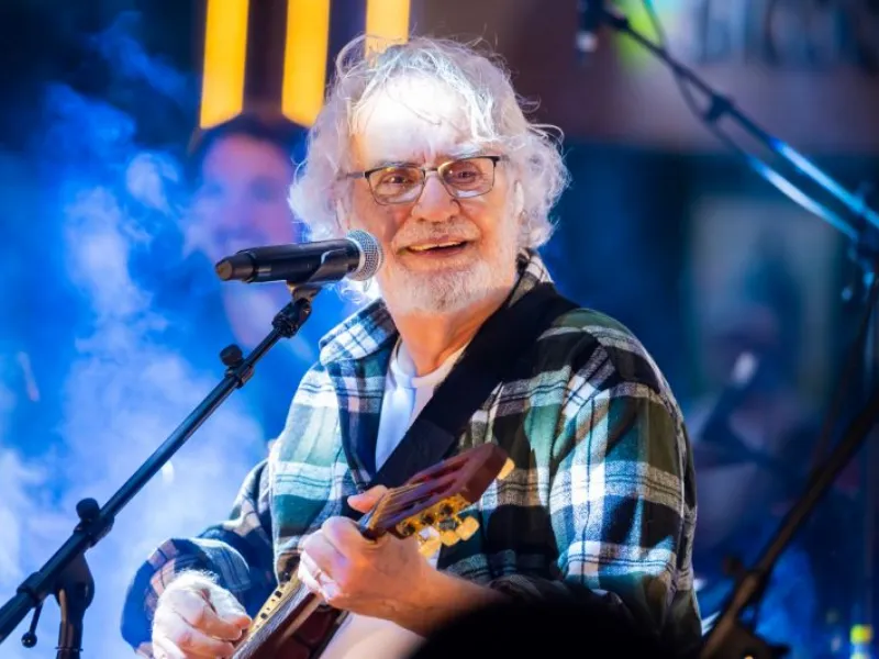 EM AJUSTES, AÇÚCAR OPERA COM ALTA FORTE NAS BOLSAS DE NY E LONDRES NESTA 2ª FEIRA