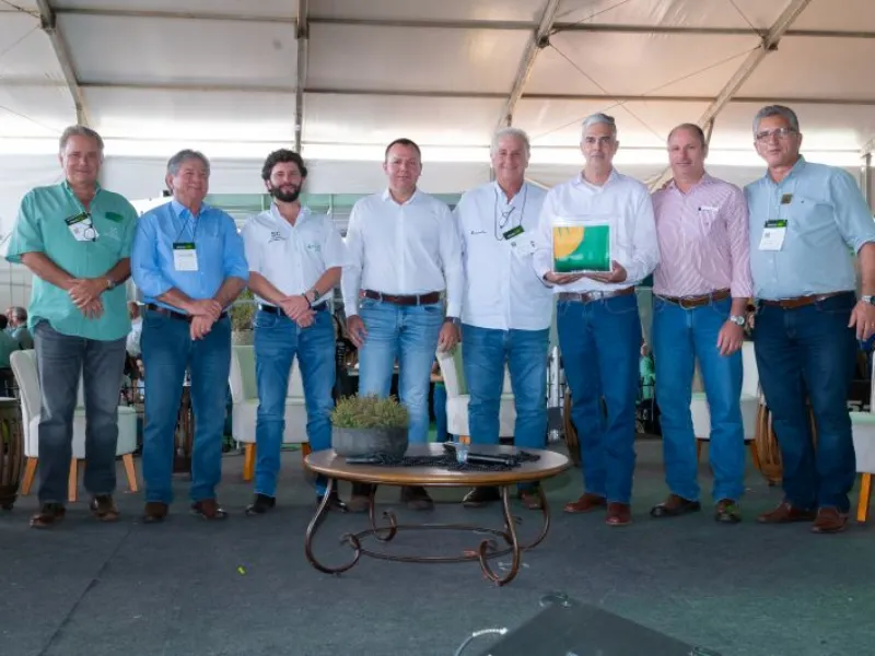 EM AJUSTES, AÇÚCAR OPERA COM ALTA FORTE NAS BOLSAS DE NY E LONDRES NESTA 2ª FEIRA