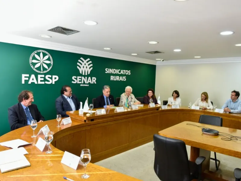 EM AJUSTES, AÇÚCAR OPERA COM ALTA FORTE NAS BOLSAS DE NY E LONDRES NESTA 2ª FEIRA