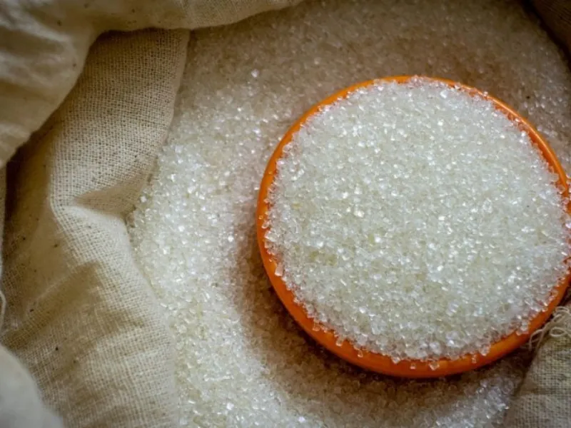 EM AJUSTES, AÇÚCAR OPERA COM ALTA FORTE NAS BOLSAS DE NY E LONDRES NESTA 2ª FEIRA