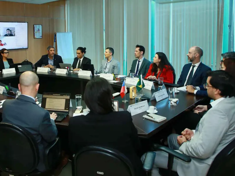 EM AJUSTES, AÇÚCAR OPERA COM ALTA FORTE NAS BOLSAS DE NY E LONDRES NESTA 2ª FEIRA