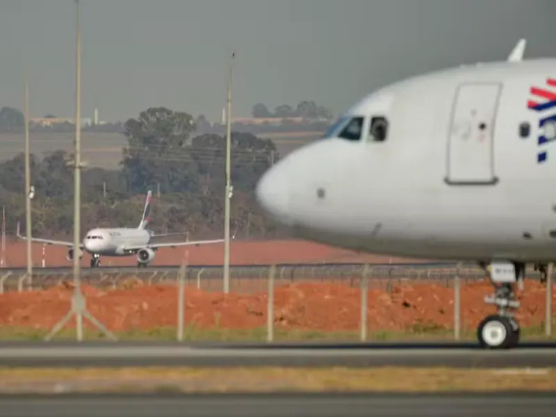 EM AJUSTES, AÇÚCAR OPERA COM ALTA FORTE NAS BOLSAS DE NY E LONDRES NESTA 2ª FEIRA