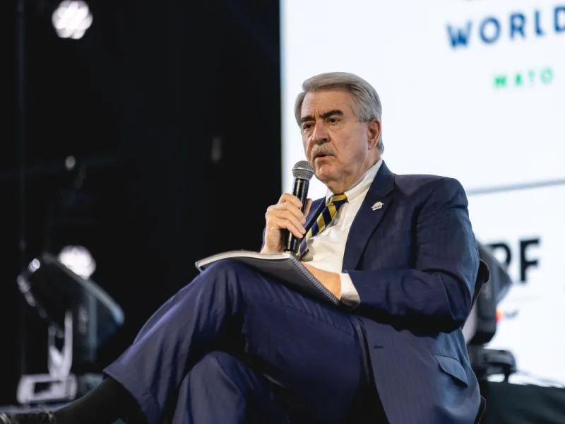 EM AJUSTES, AÇÚCAR OPERA COM ALTA FORTE NAS BOLSAS DE NY E LONDRES NESTA 2ª FEIRA