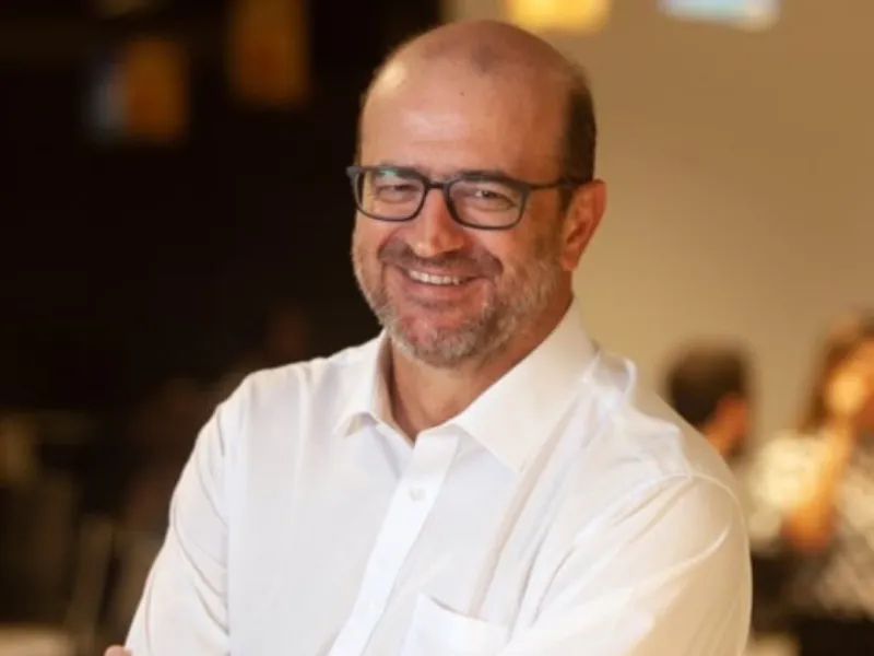 EM AJUSTES, AÇÚCAR OPERA COM ALTA FORTE NAS BOLSAS DE NY E LONDRES NESTA 2ª FEIRA