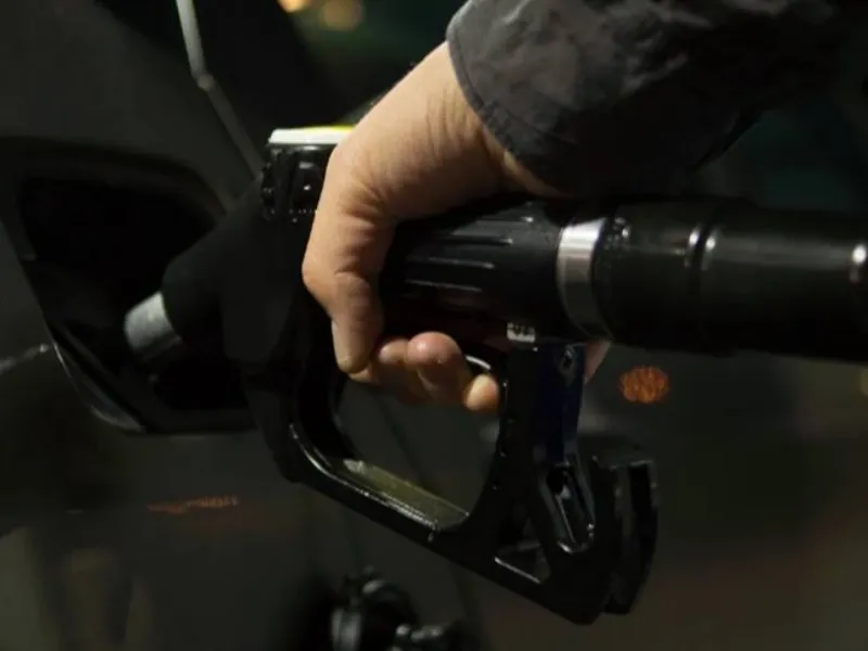 EM AJUSTES, AÇÚCAR OPERA COM ALTA FORTE NAS BOLSAS DE NY E LONDRES NESTA 2ª FEIRA