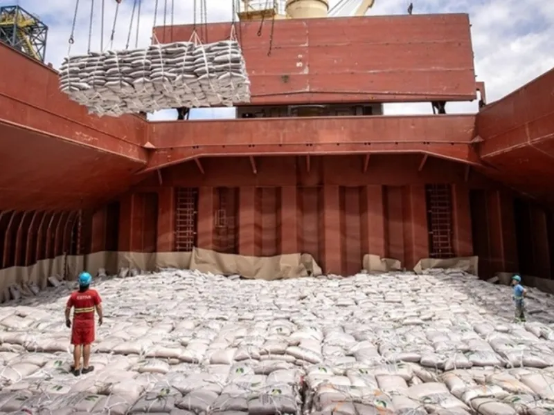 EM AJUSTES, AÇÚCAR OPERA COM ALTA FORTE NAS BOLSAS DE NY E LONDRES NESTA 2ª FEIRA